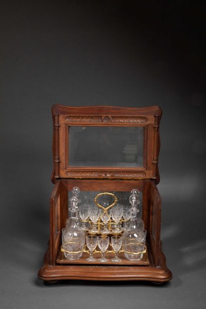 Liqueur cellar in natural wood and glass:...