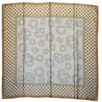 Lot including 4 various scarves: 
-Ines de...