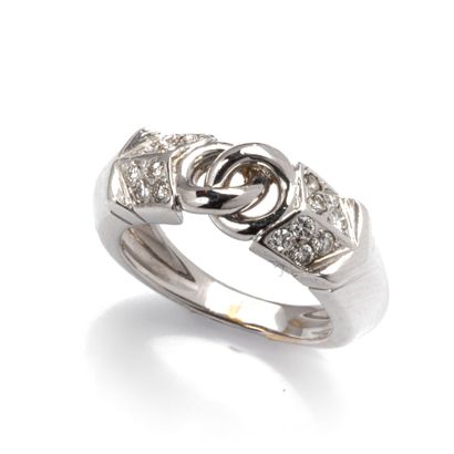 Ring in 18k white gold set with diamonds....