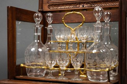 Liqueur cellar in natural wood and glass:...
