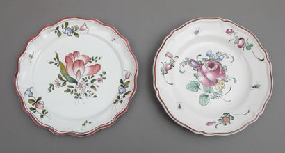 Set of 2 20th century earthenware plates:
Basin...