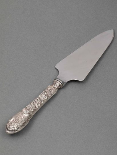 Cutting-edge pie server on silver handle...