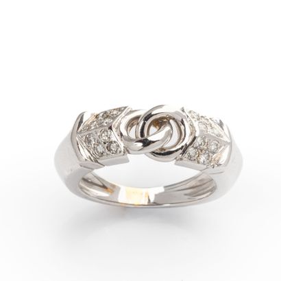 Ring in 18k white gold set with diamonds....