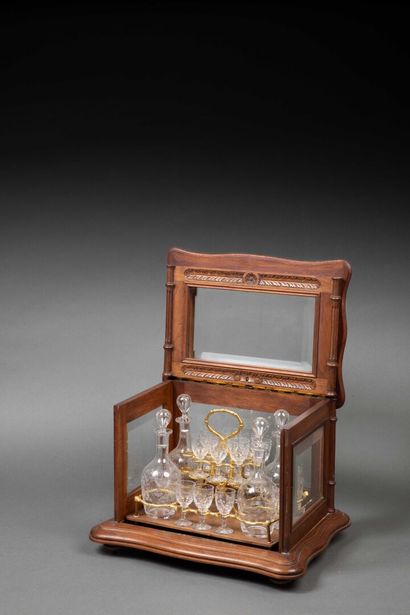 Liqueur cellar in natural wood and glass:...