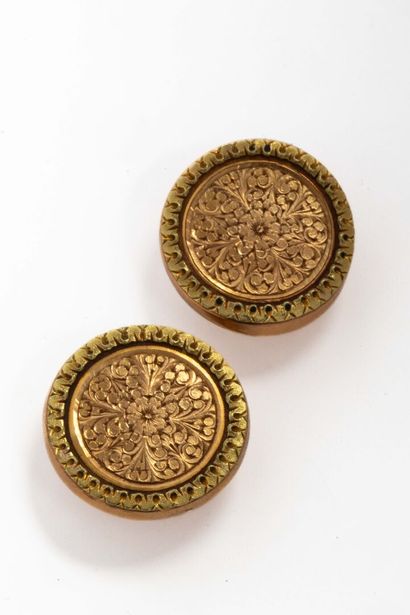 Collar buttons in 18k yellow gold with radiating...