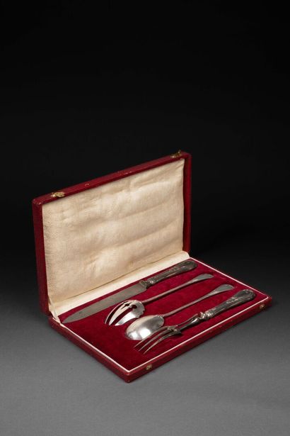Set comprising a silver-plated salad server...