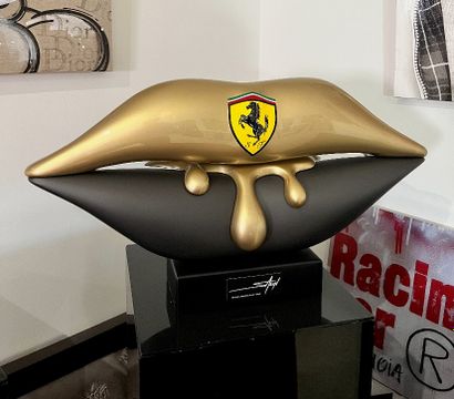 LIPS FERRARI, Couleur gris et doré. Taille...