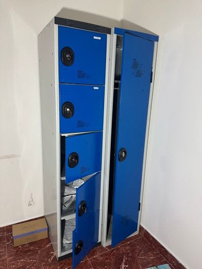 Lot comprenant un vestiaire et 5 casiers