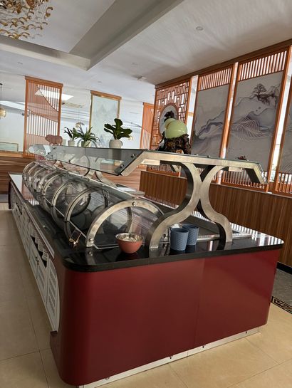 Comptoir réfrigéré comprenant plateaux inox...