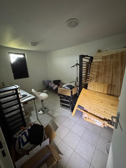 Contenu de la piece comprenant : mobilier...