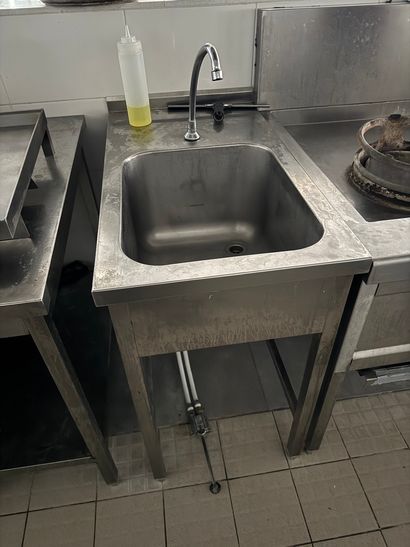 Evier inox avec commande au pied