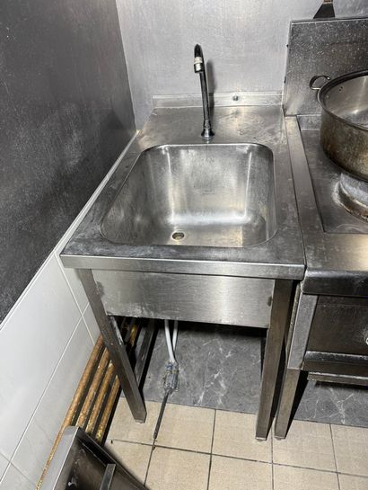 Petit évier inox avec commande au pied, 50...