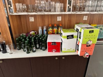 Lot de canettes de bière, cubi de vin, ice...