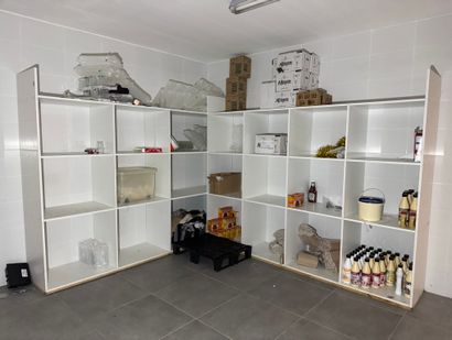 Contenu de la pièce comprenant : 4 étagères...