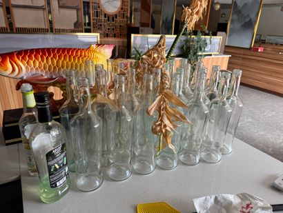 Lot de carafes et important lot de verres...