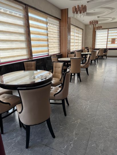 Lot de 5 tables rondes imitation marbre,...