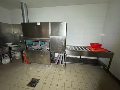 Ensemble lave-batteries avec tapis roula...