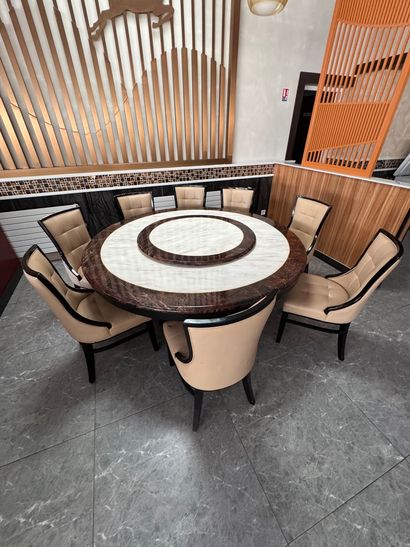 Une grande table ronde avec plateau supérieur...