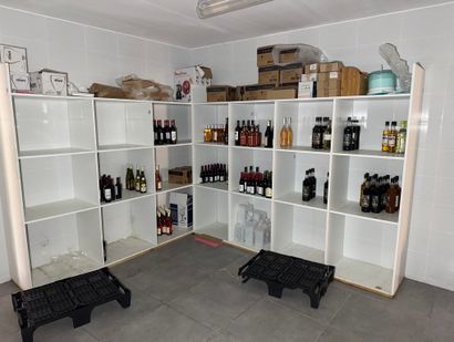Contenu de la pièce comprenant : 4 étagères...