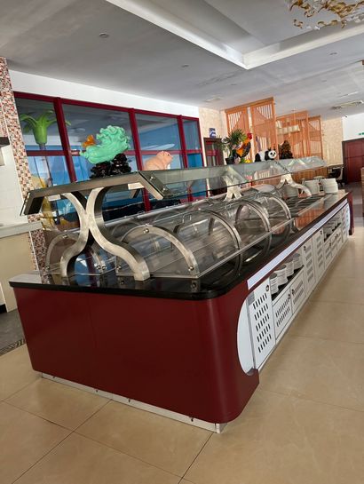 Comptoir réfrigéré comprenant plateaux inox...