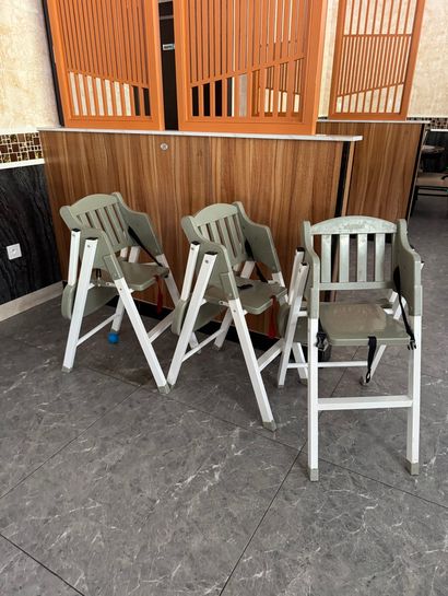 4 chaises pour bébés