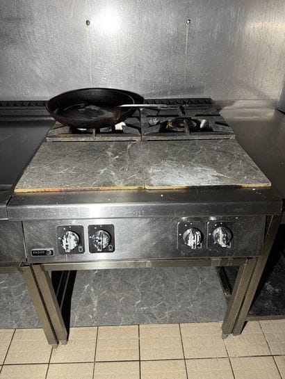 Piano de cuisson 4 feux à gaz de marque FAGOR,...