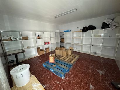 Contenu de la pièce comprenant 2 étagères...