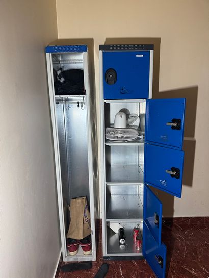 Lot comprenant un vestiaire et 5 casiers