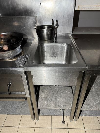 Petit évier inox avec commande au pied, 50...