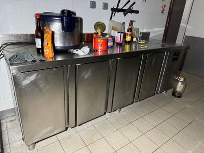 Meuble réfrigéré de marque FAGOR ouvrant...