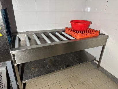Ensemble lave-batteries avec tapis roula...