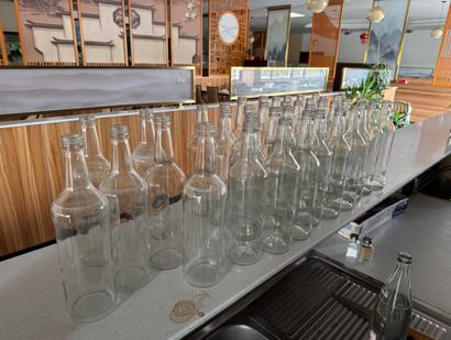 Lot de carafes et important lot de verres...
