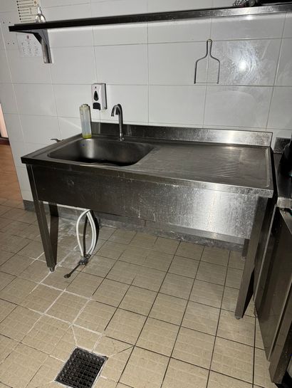 Evier simple bac en inox avec commande au...