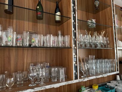 Lot de carafes et important lot de verres...