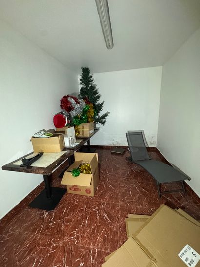 Contenu de la pièce comprenant : décoration...