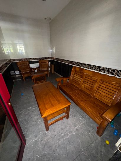 Ensemble de deux fauteuils, deux tables basse...