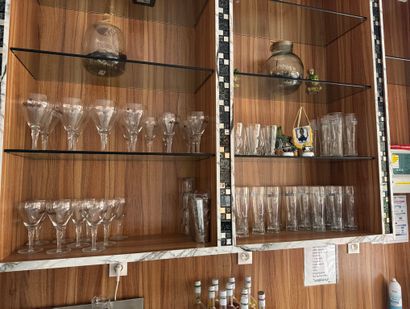 Lot de carafes et important lot de verres...