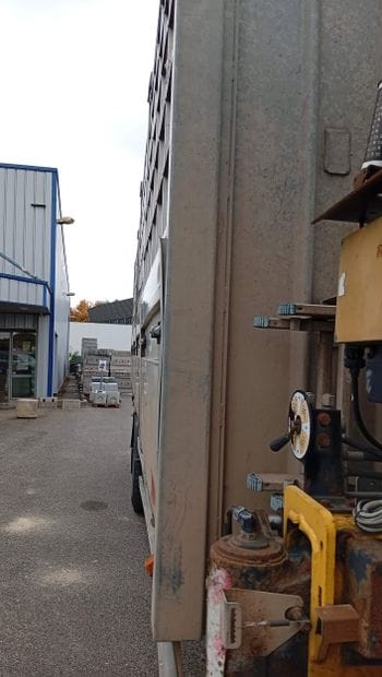 CAMION PLATEAU GRUE CAGE IVECO 4X2 ML 180E30...
