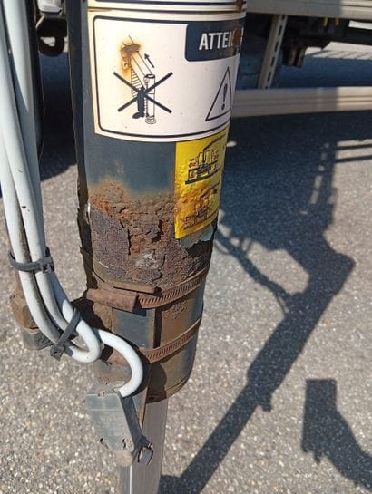 CAMION PLATEAU GRUE CAGE IVECO 4x2 ML 180E30...