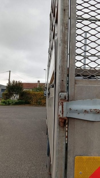 CAMION PLATEAU GRUE CAGE IVECO 4X2 ML 180E30...