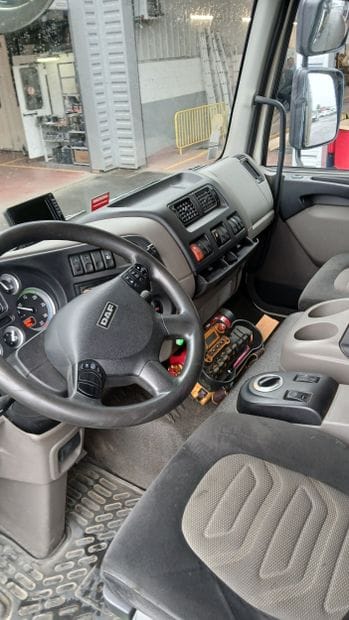 CAMION PLATEAU GRUE CAGE DAF 4X2 FA LF55...
