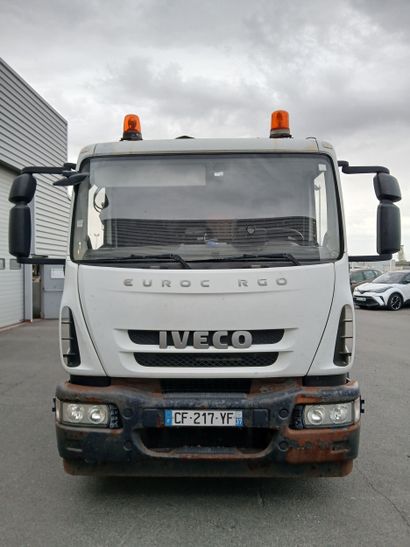 CAMION PLATEAU GRUE CAGE IVECO 4X2 ML180E30...