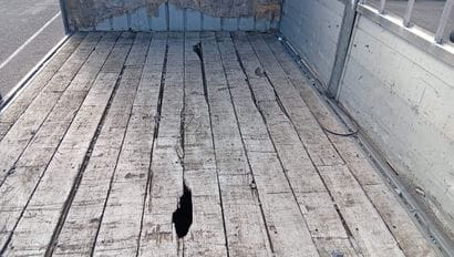 CAMION PLATEAU GRUE CAGE IVECO 4X2 ML 180E30...