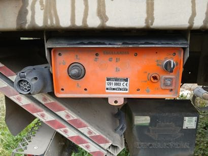 CAMION PLATEAU GRUE CAGE IVECO 4X2 ML180E30...