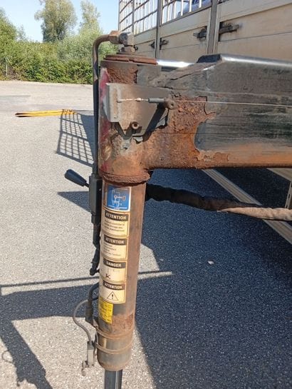 CAMION PLATEAU GRUE CAGE IVECO 4x2 ML 180E30...