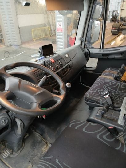 CAMION PLATEAU GRUE CAGE IVECO 4X2 ML180E30...