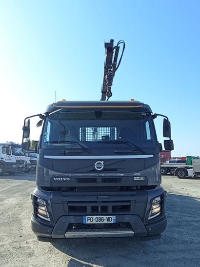 CAMION PLATEAU GRUE VOLVO 6X4 FMX 430 équipé...