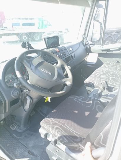 CAMION PLATEAU GRUE CAGE IVECO 4x2 ML 180E25...