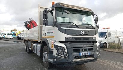 CAMION PLATEAU GRUE VOLVO 6X4 FMX410 équipé...