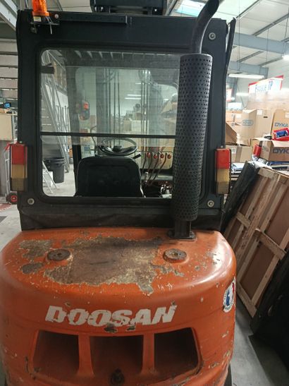 Chariot élévateur Thermique DOOSAN D30G DUPLEX...